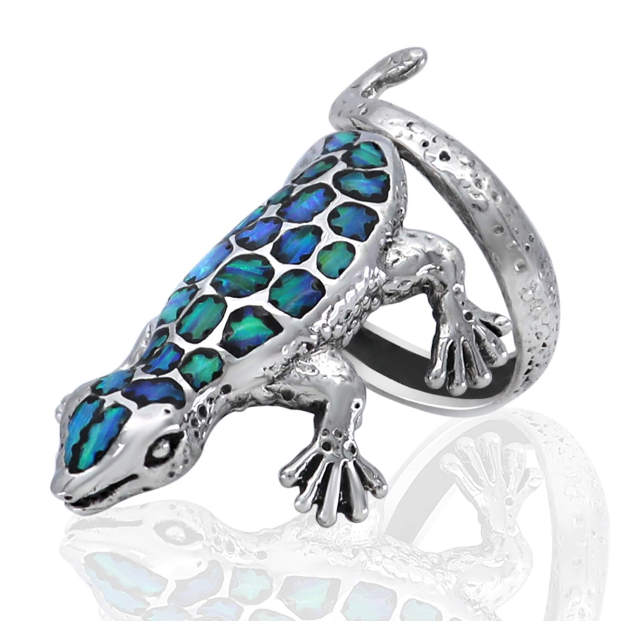 טבעת לטאה עשויה כסף 925 עם אבני אופל מרהיבות. עיצוב מבריק ומיוחד, המוסיף נופך של יוקרה וצבע לציפורני האצבע.