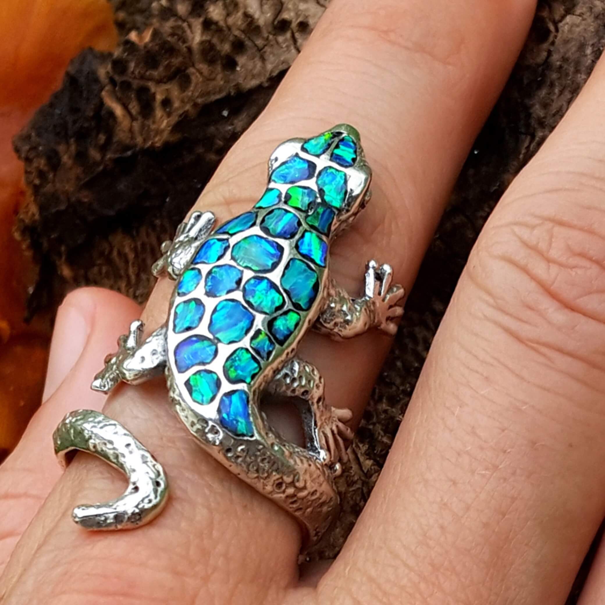 טבעת לטאה מכסף 925 בעיצוב יוקרתי עם אבני אופל. טבעת שמספקת מראה מרהיב ומושך תשומת לב עם שילוב של כסף סטרלינג ואבני אופל זוהרות